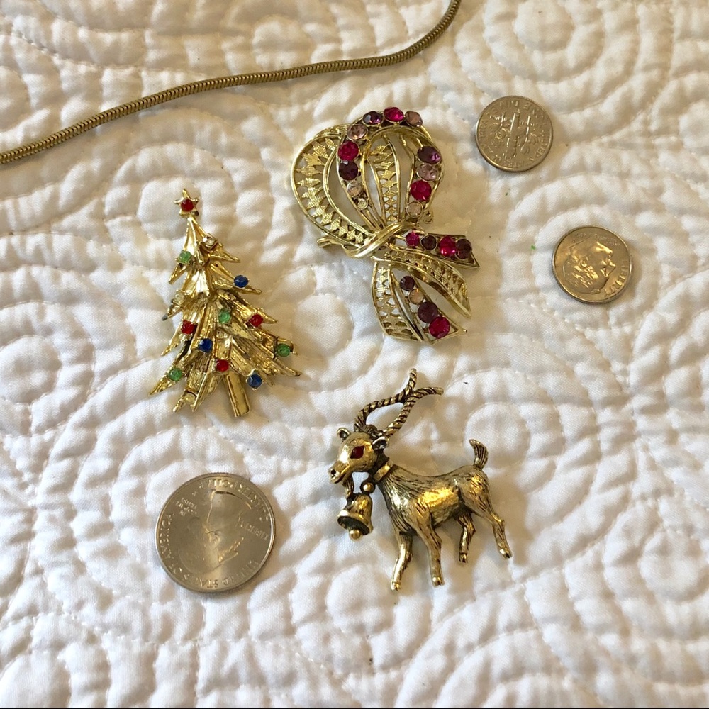 Set of 3 golden vintage brooch/pins with faux gems